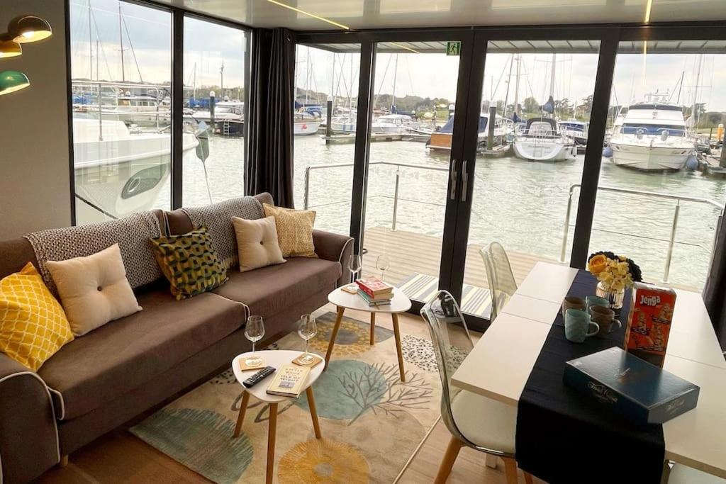 Yarmouth Waterlodge Floating Apartments 2 Exterior photo
